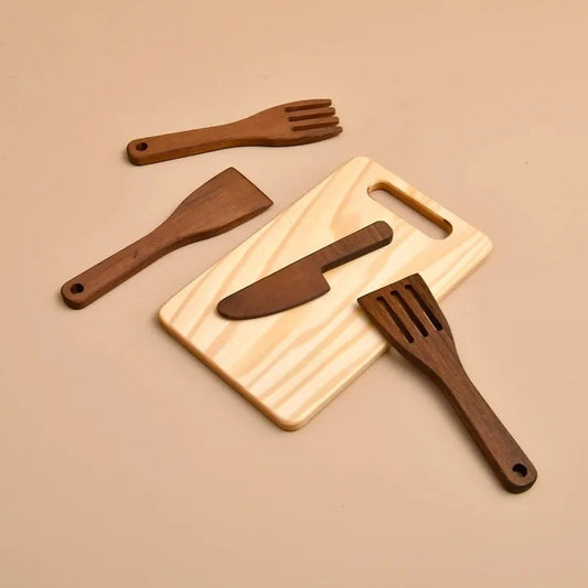 Tabla de cortar de madera y utensilios